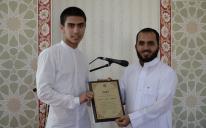 С нового листа: студент закрытого Медресе Хафизов все-таки выучил Коран наизусть