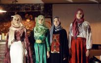 Обзор брендов скромной моды, этнографические очерки и подарки: тройной День хиджаба в Запорожье
