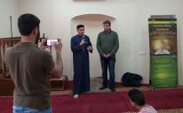 Днепрянин пришел в мечеть извиниться за антиисламские нападки хакеров
