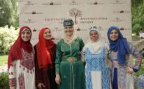 Активистки ЖО «Марьям» представили крымскотатарские и арабские национальные костюмы на фестивале «Аристократическая Украина»