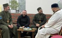 Імам Хамза Іса разом із його гостями в ІКЦ. ІКЦ «Аль-Масар» передав 130 подарункових наборів для дітей загиблих захисників