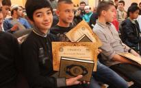 Более 40 юношей и девушек со всей Украины, разных возрастов и национальностей - участники конкурса по чтению Корана наизусть