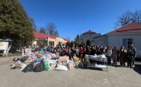 Спільна фотографія з волонтерами та дітьми разом із допомогою, яку було передано під час візиту. Волонтери «Мар’ям» відвідали Коростишівську школу-інтернат