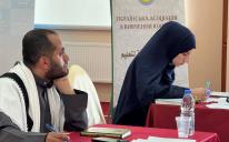 Журі конкурсу: Вероніка Личковська та Хайдар Аль-Хадж. Конкурс Корану серед школярів у ліцеї «Наше майбутнє»