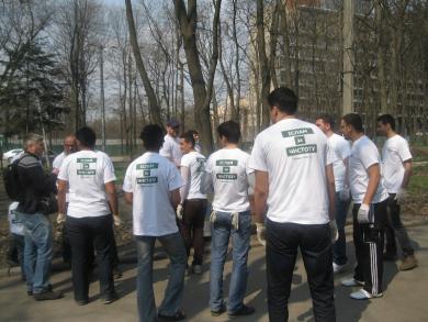  Ukrainian Muslims join the rows of volunteers cleaning Ukrainian localities from waste and garbage