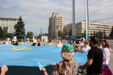 © Natalya Openko /фейсбук: 26.06.2021 р., Запоріжжя, захід з нагоди Дня кримськотатарського прапора. Фото на згадку по завершення мітингу. 