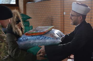 المفتي سعيد إسماعيلوف يقدم المساعدات للأسر القرمية التترية النازحة في كييف بدعم «Muslime Helfen» الألمانية.. "الرائد" و"أمة" يقدمان مساعدات للأسر التترية النازحة