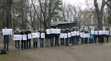 «23 февраля — день скорби для Крыма»: флешмоб памяти Номана Челебиджихана