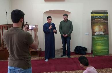 Днепрянин пришел в мечеть извиниться за антиисламские нападки хакеров