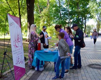 «Я люблю Діву Марію, бо я — мусульманка»: акція в Маріїнському парку