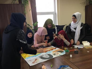 Девушки из молодежного клуба «Марьям» изучают жизнеописание (сиру) Пророка