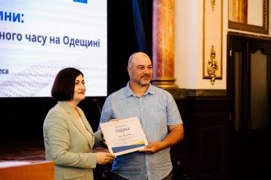 Хамза Іса отримає подяку з рук Марії Попової Директора ІКЦ “Аль-Масар” відзначено подякою Уповноваженого ВРУ з прав людини