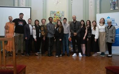 Спільна фотографія з усіма спікерами круглого столу Молодіжні активісти Конгресу розповіли про ісламські свята представникам національних спільнот