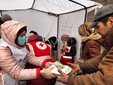 Запорожские мусульмане кормили бездомных вместе с Красным КрестоЗапорізькі мусульмани годували безхатьків разом із Червоним Хрестом