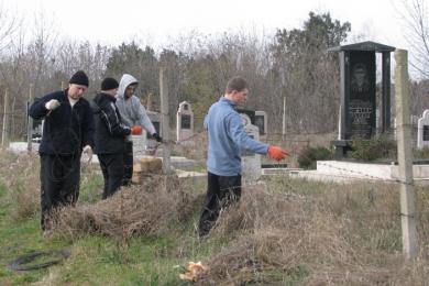 حملة لتنظيف "المساجد والمقابر" برعاية جمعية "الأمل" الشبابية في القرم