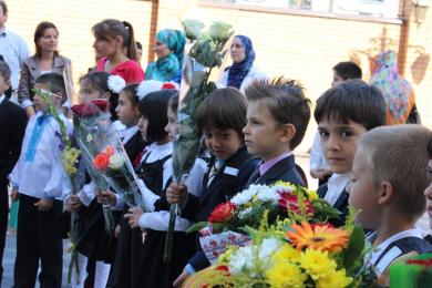 “First Bell” Ceremony At The First Muslim Gymnasium in Kyiv, In Vyshyvankas And Chaplets (FOTO)