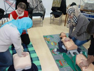 بالتعاون مع منظمة الصليب الأحمر.. جمعية المنار تنظم دورة في الإسعافات الأولية لعدد من مسلمات خاركيف