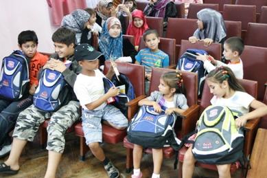 توزيع حقائب مدرسية على الطلاب المسلمين الفقراء في مدارس كييف وضواحيها