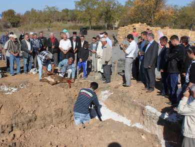الرائد يضع حجر الأساس لبناء مسجد جديد في القرم