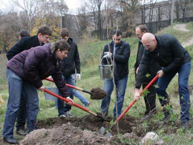 جمعية المستقبل تقيم حملة لتنظيف وترتيب إحدى حدائق مدينة دنيبروبيتروفسك