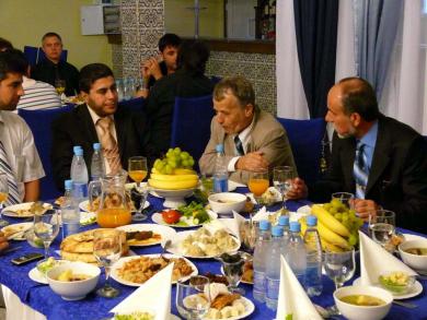 الرائد يقيم مأدبة إفطار للشخصيات السياسية والدينية التترية المسلمة في إقليم شبه جزيرة القرم
