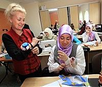 УКРИНФОРМ: Мусульманки Крыма осваивают профессию портных