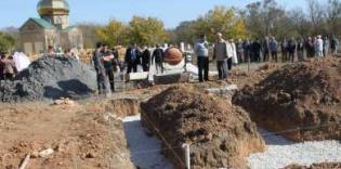 Aksakal (old man) lived up till return of the mosque to his native village Okhotnikovo (Crimea)