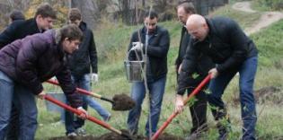 Park in place of a spontaneous dump: Dnepropetrovsk students of various nationalities and confessions organize subbotnik*