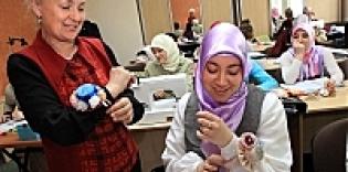 УКРИНФОРМ: Мусульманки Крыма осваивают профессию портных