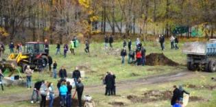 Park in place of a spontaneous dump: Dnepropetrovsk students of various nationalities and confessions organize subbotnik*