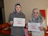 مسلمات يحملن شعارات كتب عليها: أنا أدعم اليوم العالمي للحجاب
