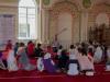 الحديث مع الأطفال النازحين حول الإسلام في مسجد المركز
